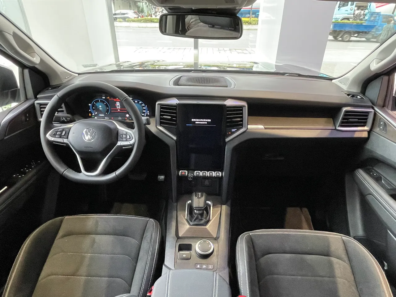 Amarok Style車內配備12.3吋全數位儀表與12吋直立式中控觸控螢幕。林浩昇攝