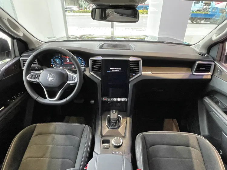 Amarok Style車內配備12.3吋全數位儀表與12吋直立式中控觸控螢幕。林浩昇攝