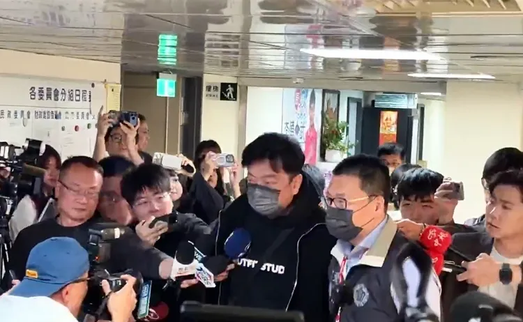 李傅中武涉詐助理費遭搜索，面對守候媒體未發一語。讀者提供