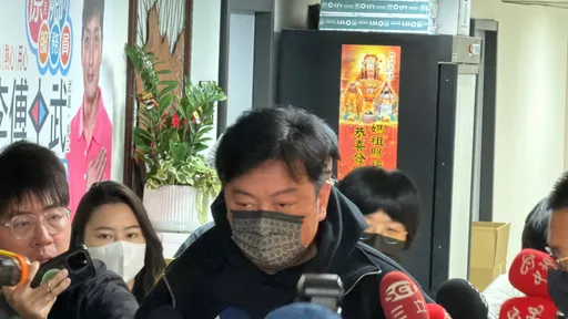 檢調搜索4小時！李傅中武涉詐助理費　現身議會「不發一語」