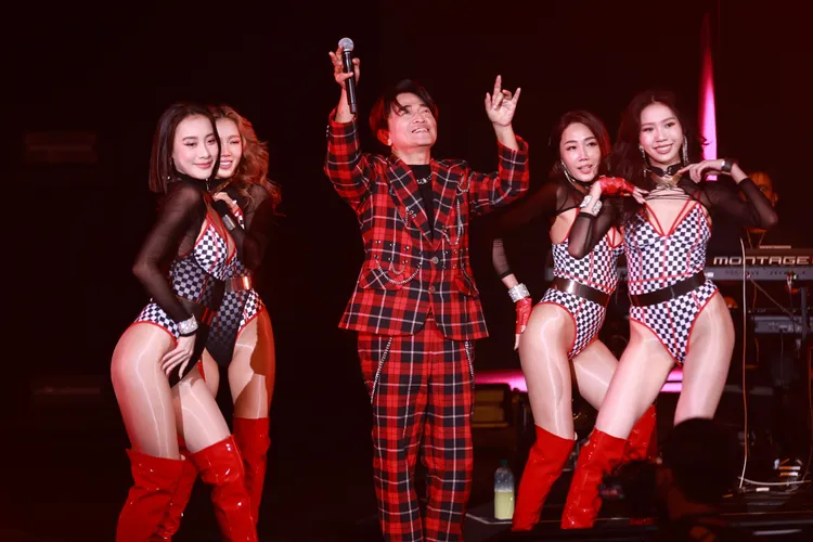 憲哥找來辣妹共舞。彭欣偉攝