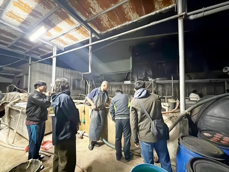 新北市泰山區中港南路「福伯食品有限公司」屠宰場非法私設暗管、繞流偷排血水，遭勒令停工。新北市環保局提供