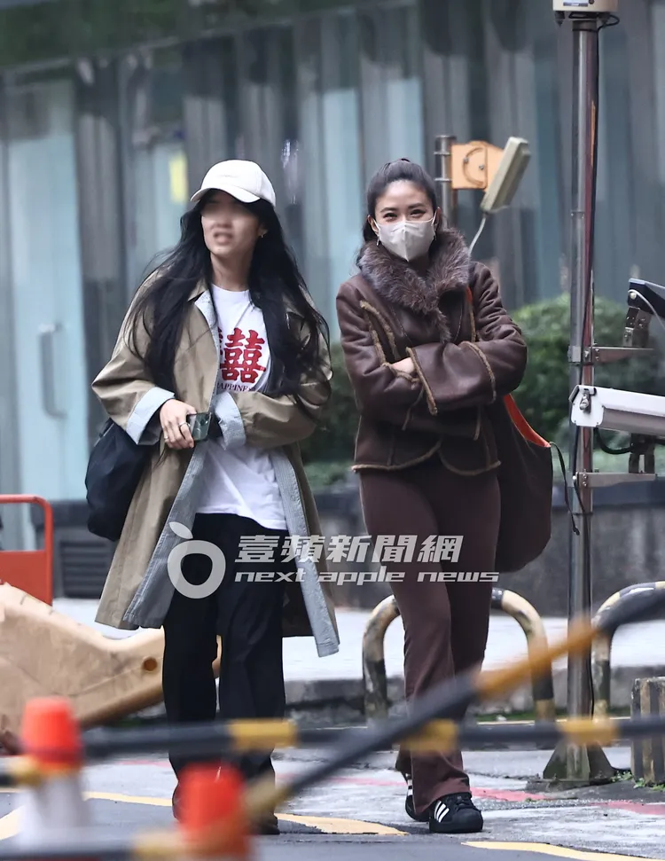 剛結束按摩的9m88（右）露出愛笑的眼睛，看起來心情十分愉快。特勤中心攝