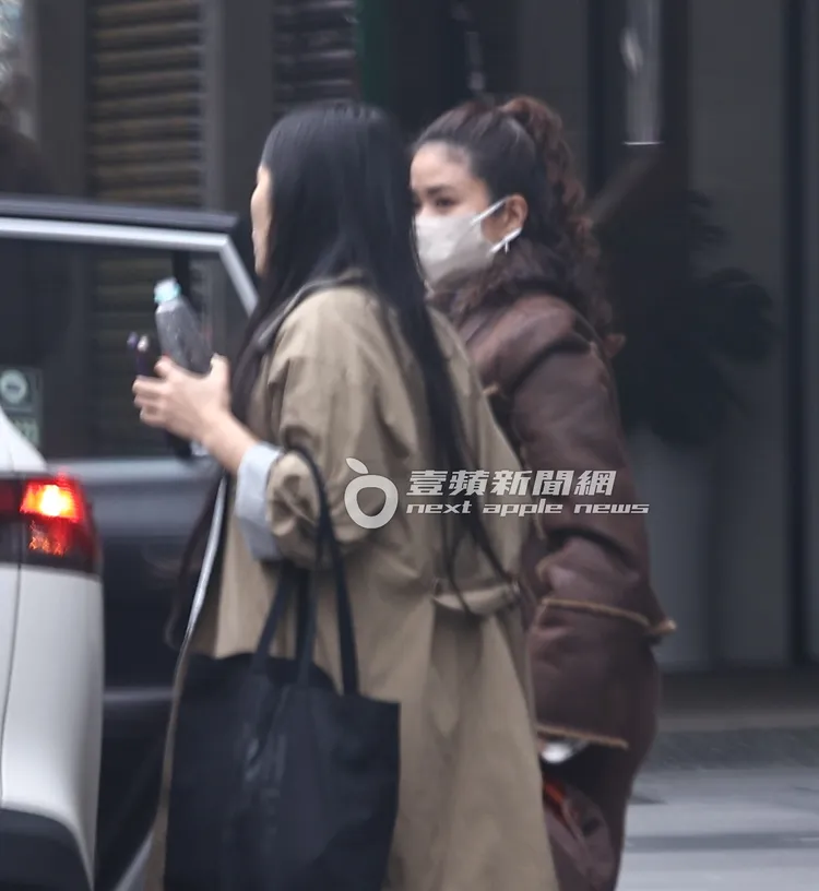 9m88（右）一下車表現十分淡定，一旁女友人不時警惕觀察四周。特勤中心攝