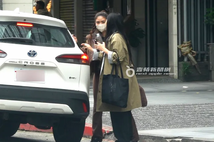 9m88（左）與女友人一同搭車前往足體養生會館。特勤中心攝