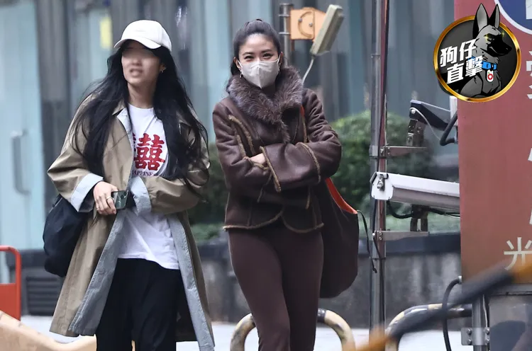 9m88（右）與女友人逛街散步，一起度過浪漫的女女午後悠閒時光。特勤中心攝