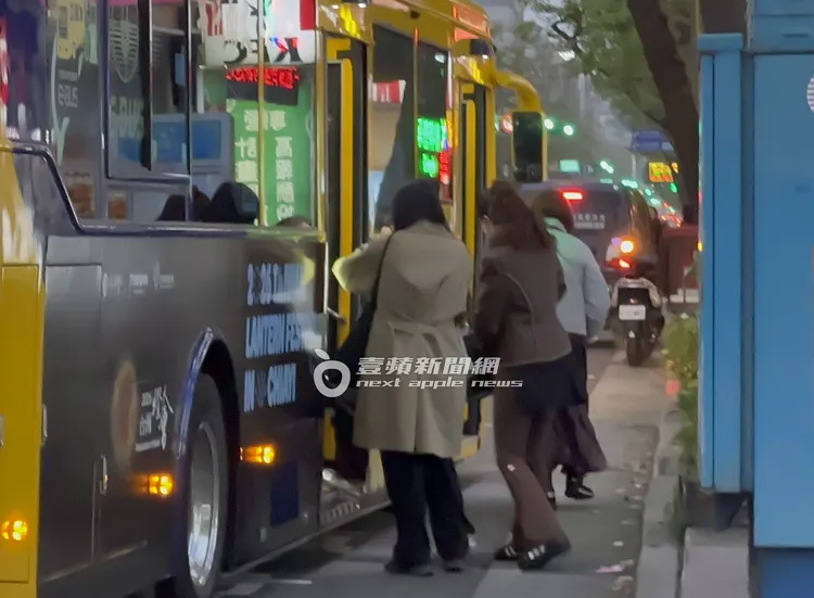 9m88（右）與女友人追趕公車，上車前還在包包裡翻找悠遊卡，畫面十分接地氣。特勤中心攝