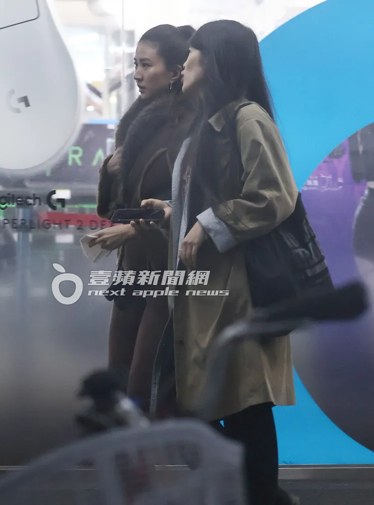 9m88（左）與女友人剛享受完咖啡廳的下午茶，有說有笑的走在信義路街頭。特勤中心攝