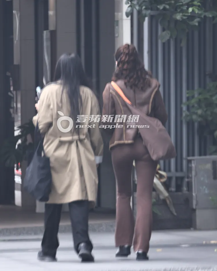 9m88（右）一身休閒裝扮身材相當緊緻。特勤中心攝