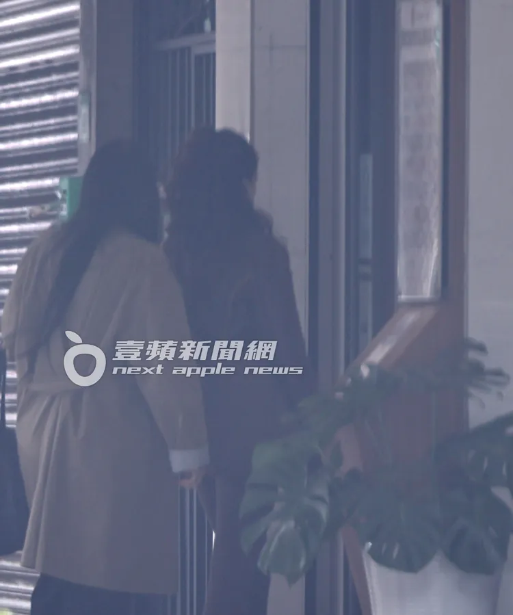 9m88（右）與女友人一前一後走進足體養生會館享受按摩。特勤中心攝