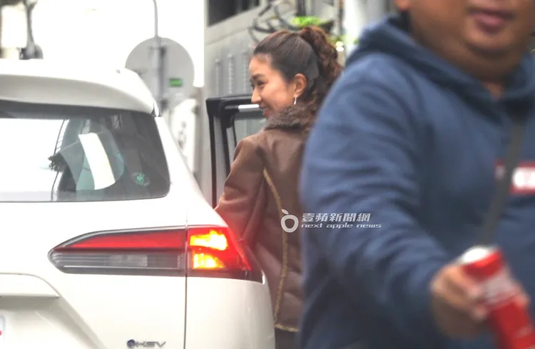 工作結束，9m88坐上計程車離開。特勤中心攝