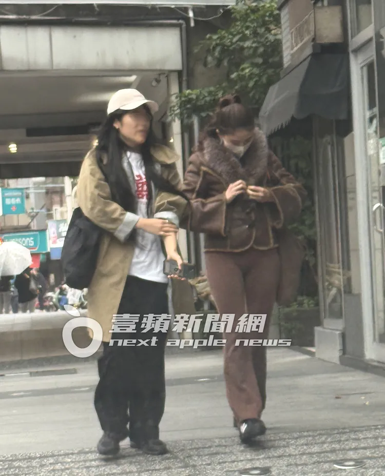 結束按摩後，天氣寒冷9m88（右）將外套扣子扣好保暖。特勤中心攝