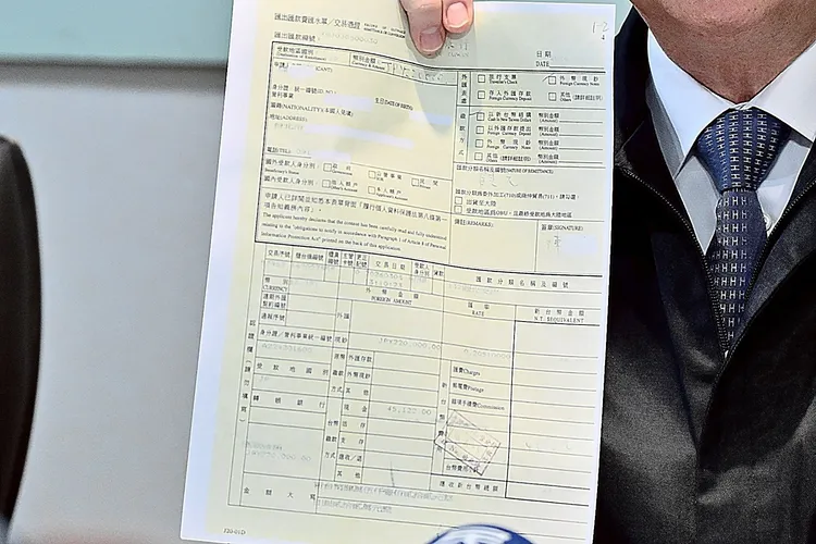 行政院長卓榮泰，在今日記者會秀出赴日行程單據。行政院提供