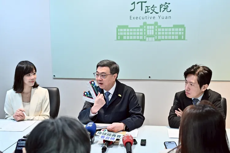 行政院長卓榮泰，在今日記者會秀出赴日行程單據。行政院提供