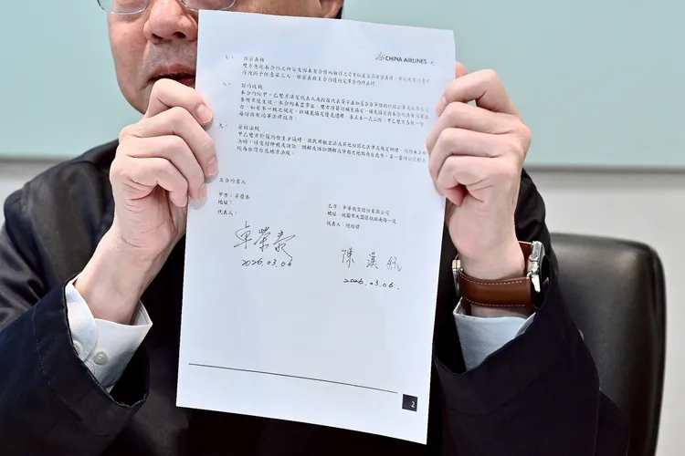 行政院長卓榮泰，在今日記者會秀出赴日行程單據。行政院提供