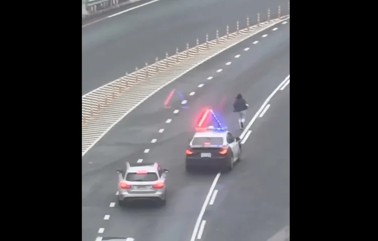 警方協助迷路的港籍女子前往櫃檯報到。翻攝自ming_01_12