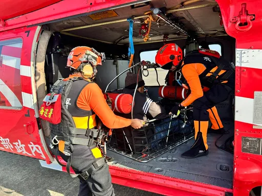 獅子山油輪船員急症求醫！空勤總隊黑鷹直昇機馳援100海浬