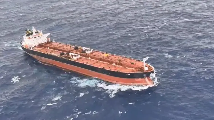 黑鷹直升機馳援100海浬，將獅子山共和國籍油輪病患接到高雄就醫。翻攝畫面