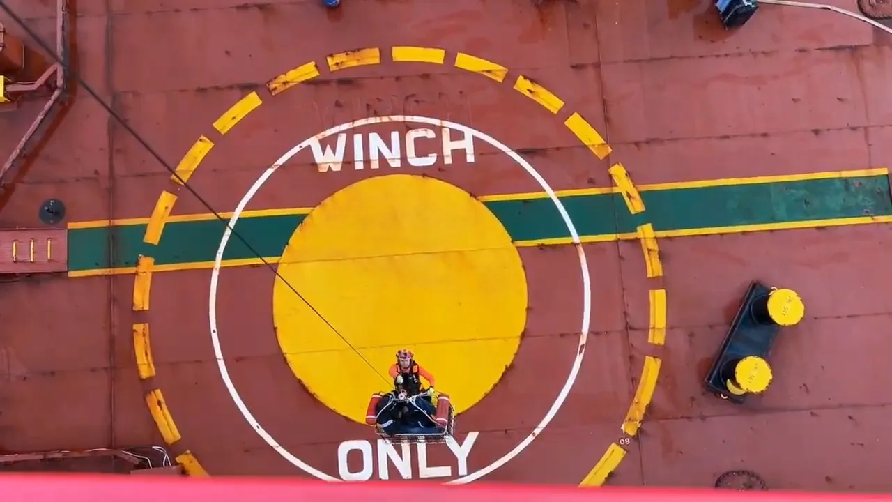 黑鷹直升機馳援100海浬，經病患接到高雄就醫。翻攝畫面