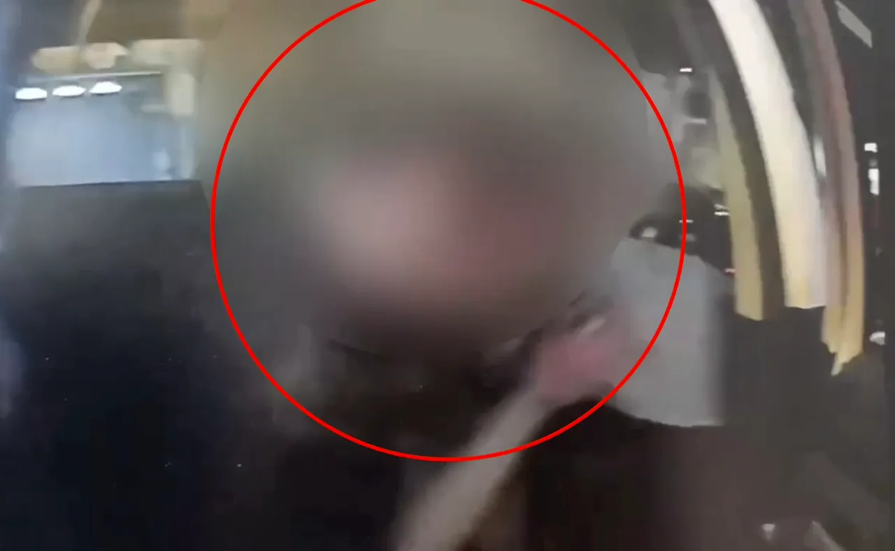 砸店的吳男被帶上警車，訊後依恐嚇及毀損等罪送辦。翻攝畫面