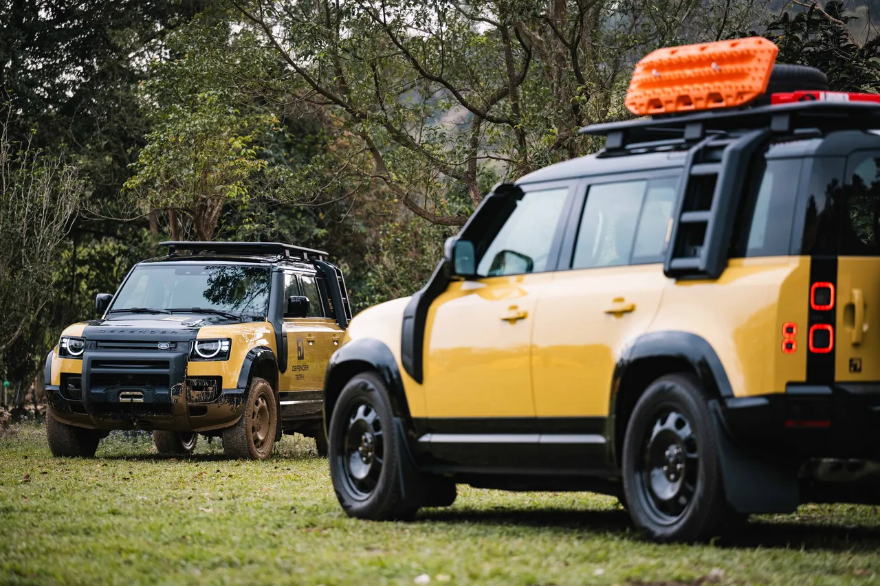 專屬Trophy套件包含遠征車頂架、黑色展開式車頂梯、車側亮澤黑外部側掛式裝備箱；前後輪皆裝配經典擋泥板，以及用於過濾灰塵的加高空氣吸入孔，實現極致的越野性能。業者提供