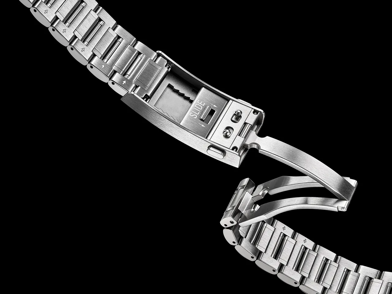 兩款腕錶皆配備全新升級的錶扣設計，透過滑動內側按鈕即可進行調整，可以每2 mm的間距精細調節。品牌提供