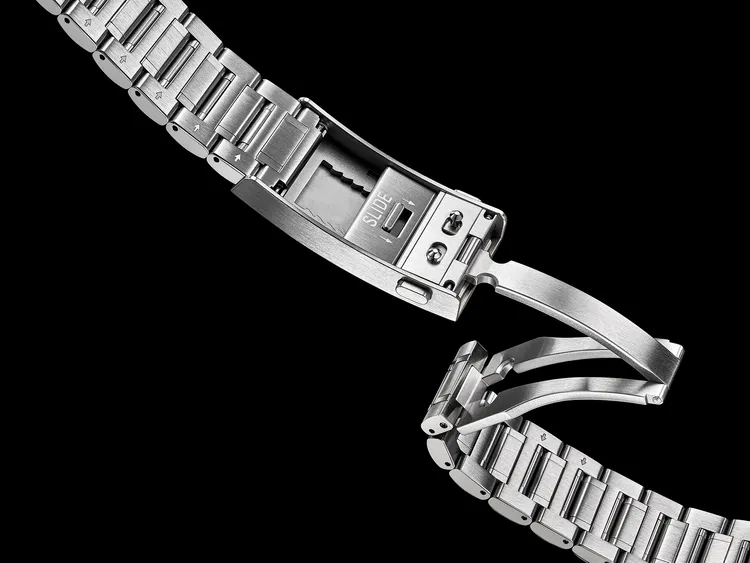 兩款腕錶皆配備全新升級的錶扣設計，透過滑動內側按鈕即可進行調整，可以每2 mm的間距精細調節。品牌提供