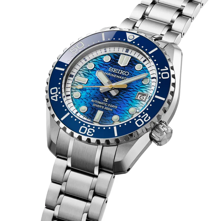 JAMSTEC聯名款面盤呈現獨特縱向藍色漸層，靈感取自破冰船在海冰中破浪前行的軌跡。品牌提供