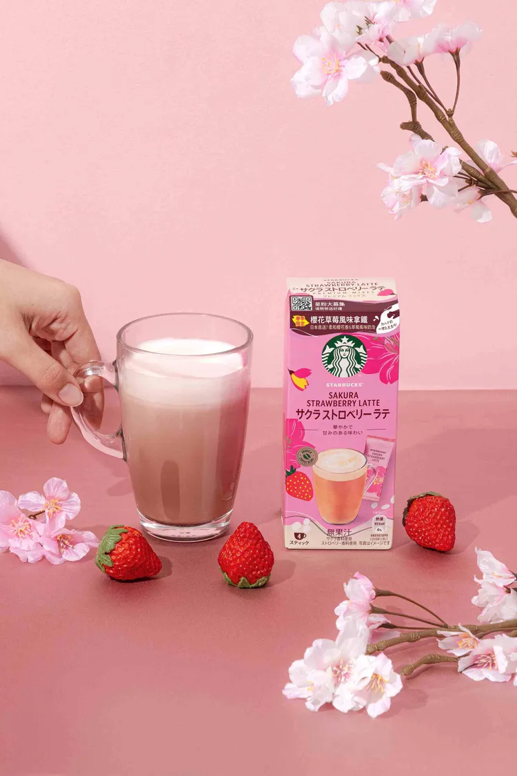 日本限定「櫻花草莓風味拿鐵」融合草莓香氣與滑順咖啡，呈現層次豐富的甜蜜風味體驗。業者提供