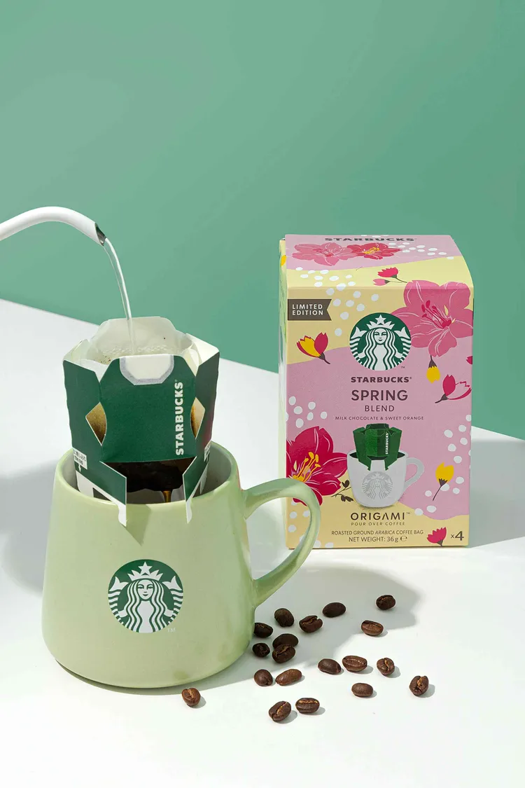 「星巴克®Origami™ 手沖每日精選 春季綜合濾掛咖啡」傳承獨特日本摺紙工藝的皇冠濾袋設計，有助於提升萃取穩定度、不過度浸潤咖啡，完美保留純淨香醇風味。業者提供