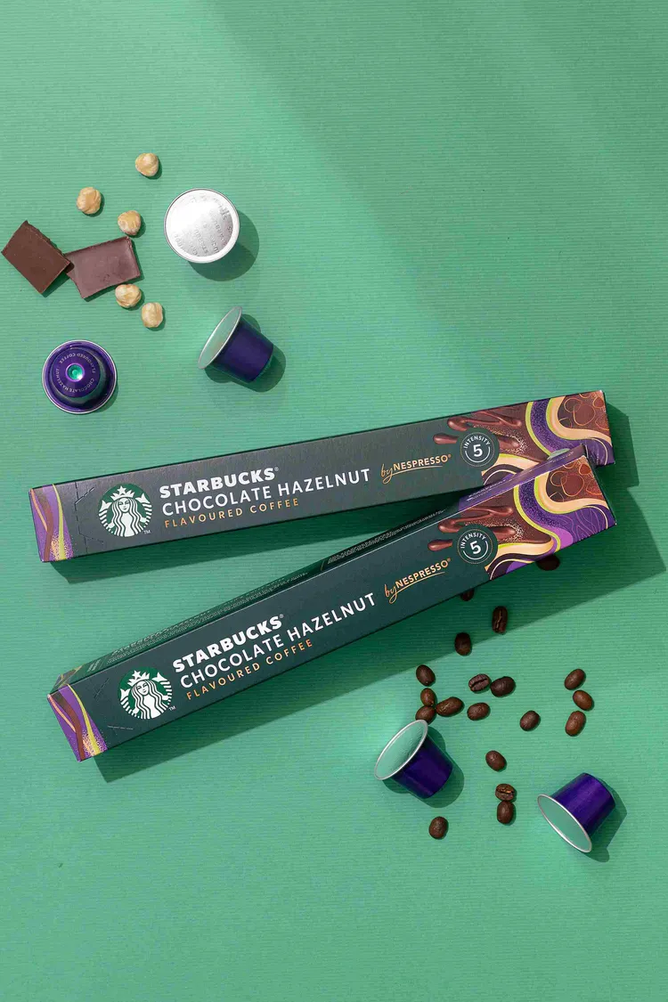「星巴克® 榛果巧克力風味咖啡膠囊」融合濃郁巧克力調性與烘焙榛果香氣，滿足你工作空檔或午後休閒的療癒時光。業者提供