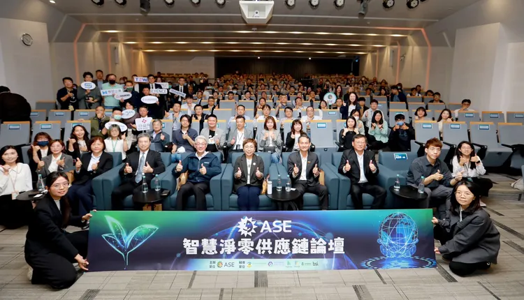 左起：產業園區管理局 吳淑芳組長、bsi 蒲樹盛總裁策略顧問、高雄市政府環境保護局 高宗永副局長、日月光高雄廠 李叔霞副總、聯發科技 方陽暉處長、日月光整合服務 李文興處長、Hahow集團 高玉璁總監。日月光提供