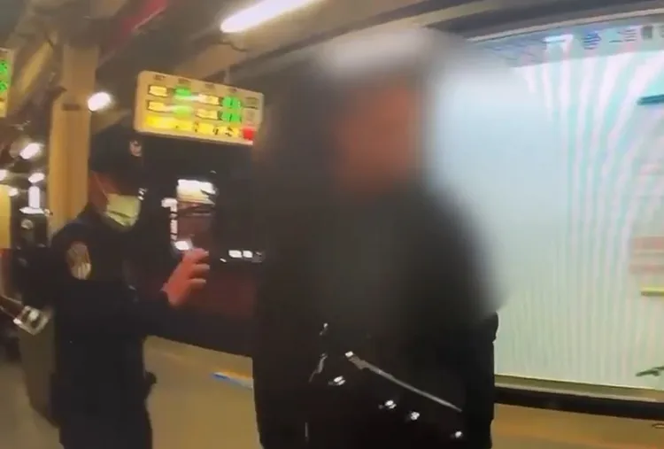 男子被鐵警帶下車。鐵路警察局提供