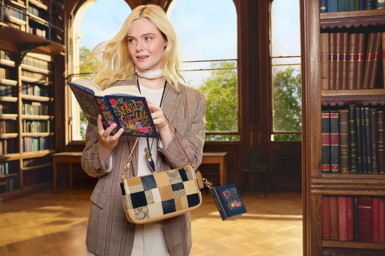 艾兒芬妮在包包上吊掛微型書本掛飾。品牌提供