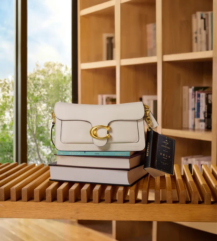 書本吊飾可翻開內頁，成為Z世代分享故事的載體。品牌提供