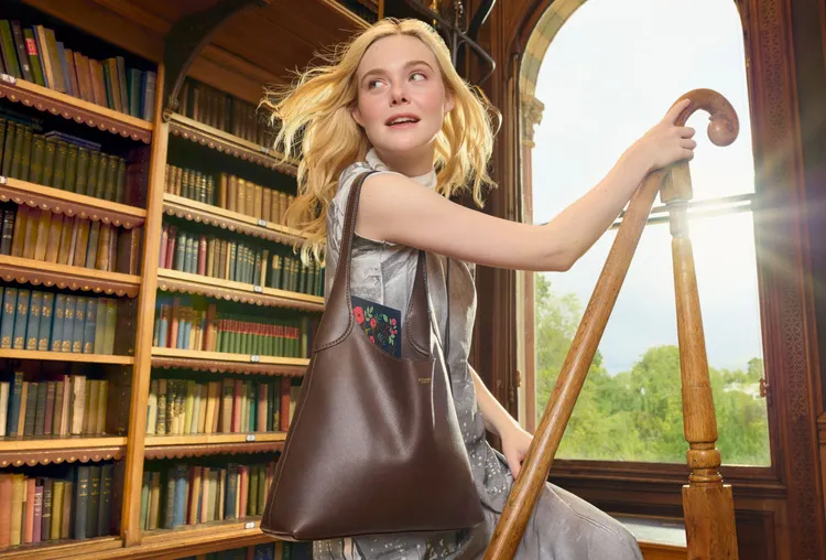 艾兒芬妮拎起人氣包款brooklyn。品牌提供