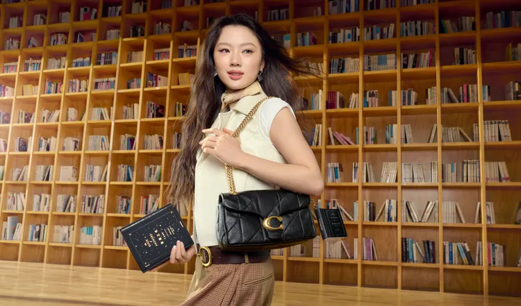 單依純首度入鏡COACH形象廣告。品牌提供