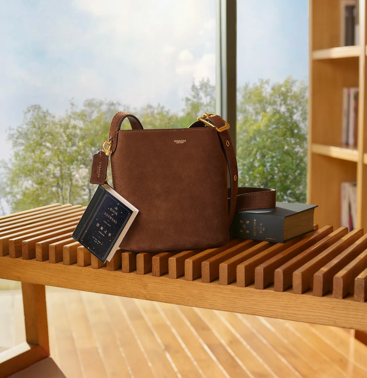 迷你書本吊飾替造型帶來俏皮書卷氣息。品牌提供