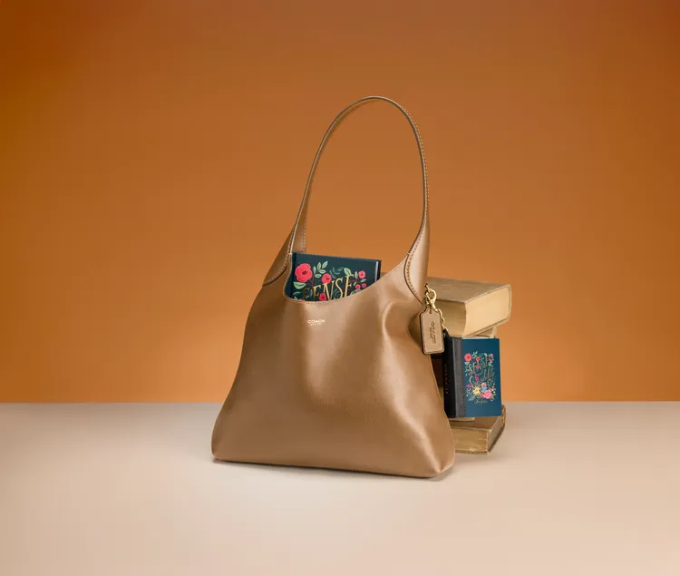 COACH將12部文學巨作縮小為可翻讀的實體吊飾。品牌提供