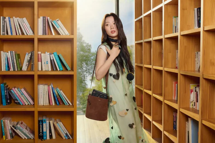 單依純以春夏系列的背心洋裝展現年輕世代的自信樣貌。品牌提供