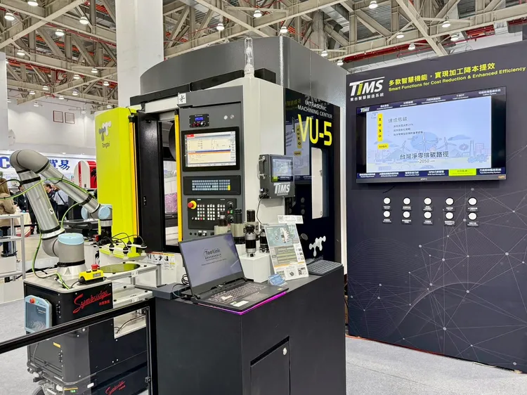專攻半導體碳化矽(SiC)加工的「VU-5 超音波輔助加工中心機」。現場結合自主移動機器人(AMR)一站式全自動化流程，解決製造業缺工痛點。公司提供