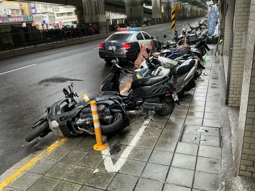 疑油門卡死暴衝！中和8旬翁人行道連撞8機車　膝蓋骨折送醫