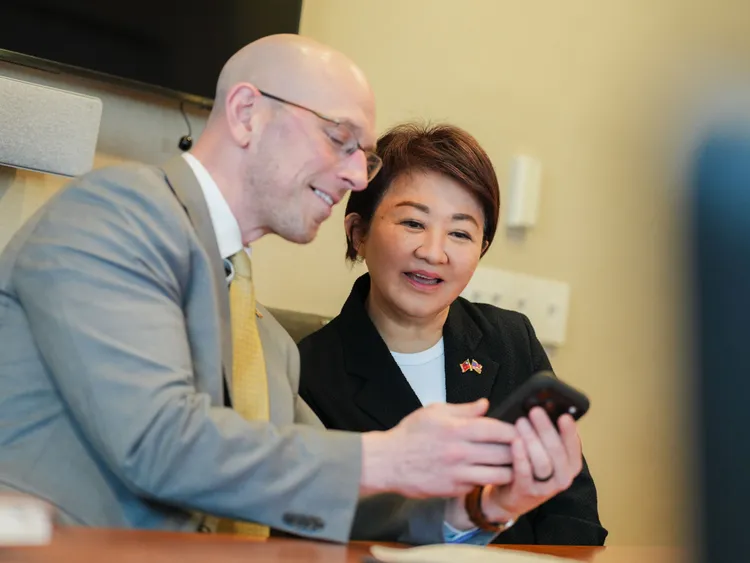 台中市長盧秀燕訪美首站，到新罕布夏州拜會姊妹市曼徹斯特市長 Jay P. Ruais。並針對居住正義、街友議題及犯罪防治等三大議題深入交流。台中市府提供