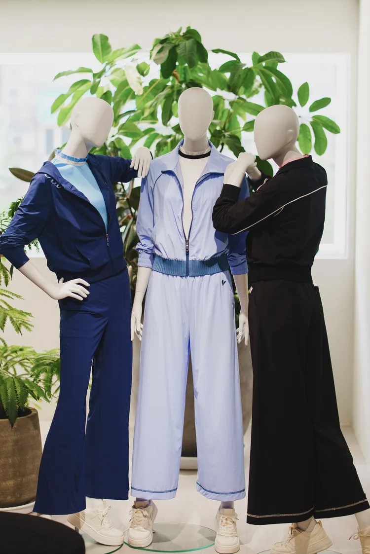 「膠原蛋白‧機能ONE TONE」以「保濕 × 涼感 × 抗光駭」三大核心機能為主軸，結合簡約俐落版型，打造適合輕旅行與日常通勤的全方位穿搭服飾。圖/業者提供