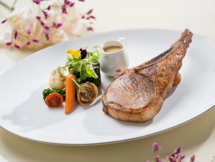 文華Café「平日午間饗．吃．吧」推出全新季節主餐「炙烤究好豬戰斧佐法式芥末醬」。台北文華東方酒店提供