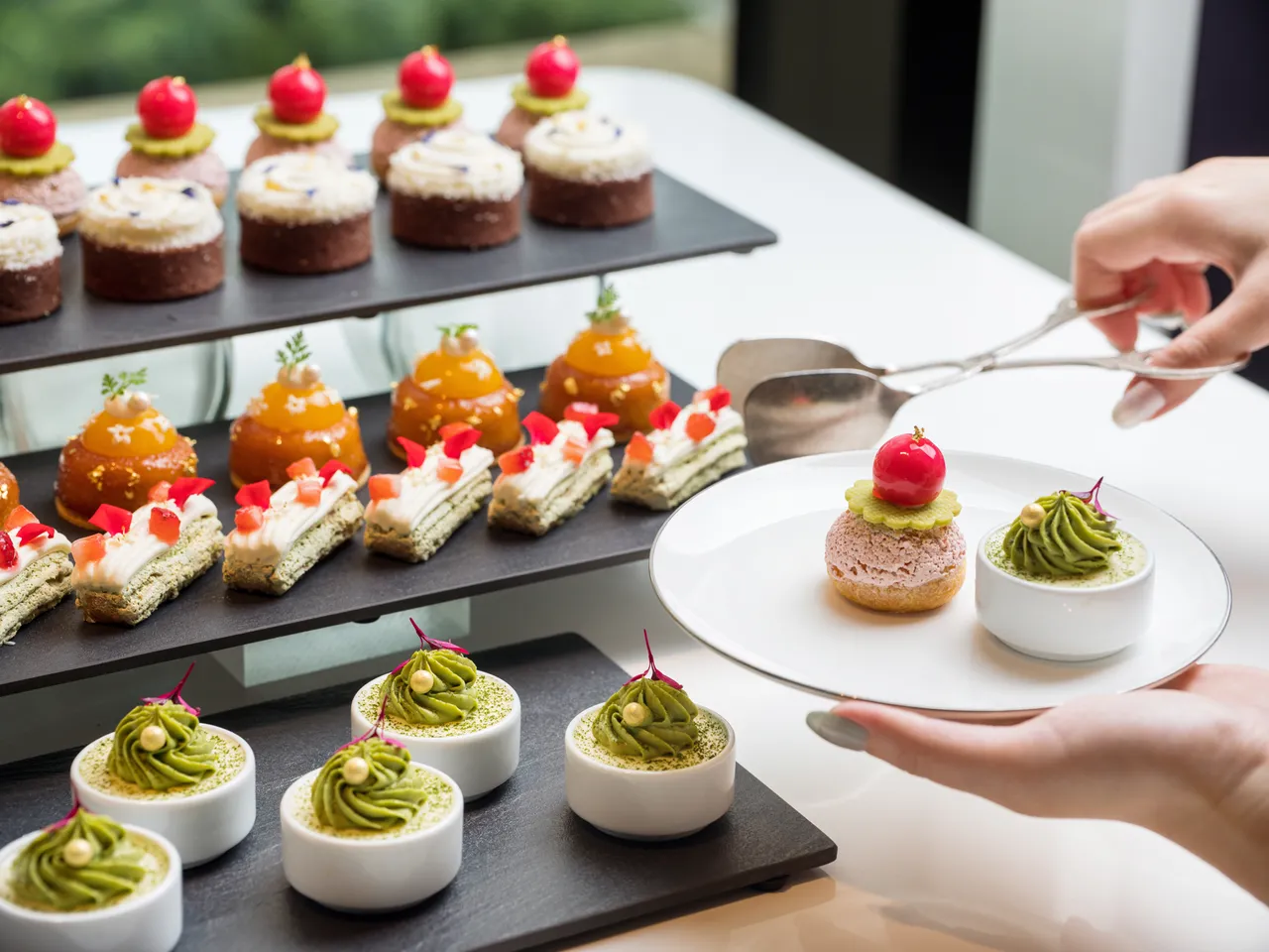 精品級手工甜點亦是文華Café的必嚐品項，每款都洋溢華麗且令人驚喜的繽紛滋味。台北文華東方酒店提供