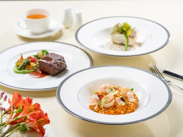 文華Café於週五至週日「週末午間鮮．吃．吧」推出全新季節主餐，(由左至右)「日本A4和牛小排佐波爾多紅酒醬」、「蕃茄干貝米型麵」及「油封日本真鯛佐諾曼地醬汁」。台北文華東方酒店提供
