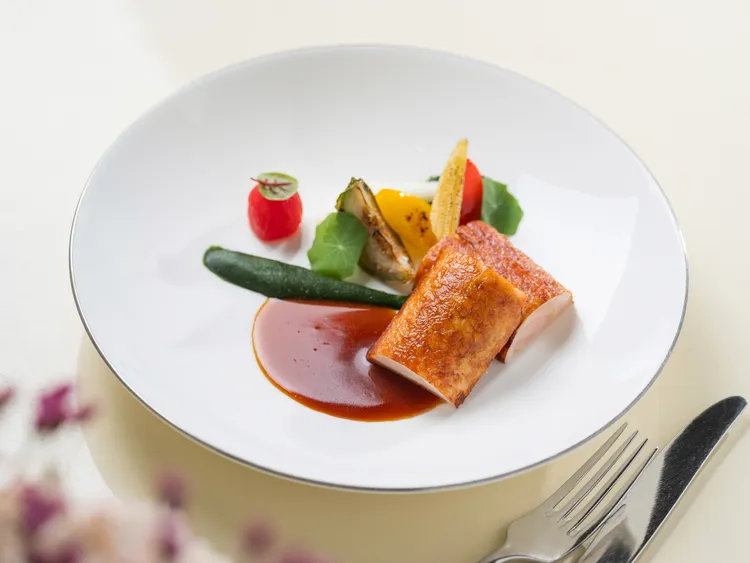 文華Café「平日午間饗．吃．吧」推出全新季節主餐「爐烤雞腿捲佐香橙白酒醬」。台北文華東方酒店提供