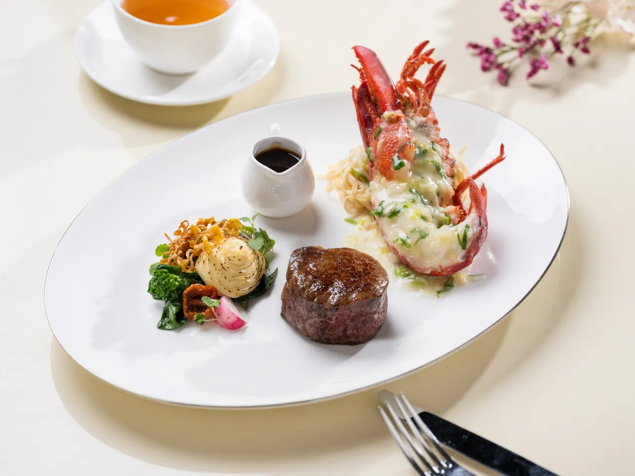 文華Café「平日午間饗．吃．吧」推出全新季節主餐「炙烤A3和牛菲力搭配野菇醬汁及上湯波士頓龍蝦」。台北文華東方酒店提供