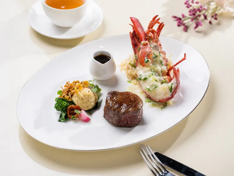 文華Café「平日午間饗．吃．吧」推出全新季節主餐「炙烤A3和牛菲力搭配野菇醬汁及上湯波士頓龍蝦」。台北文華東方酒店提供